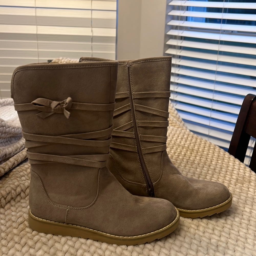 NWOT Cream suede booties, size 4
